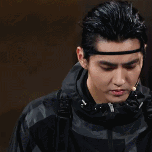 吴亦凡在《中国新说唱》中再次尝试新发型,小辫加细发带也能轻松hold住,秒变翩翩公子。
