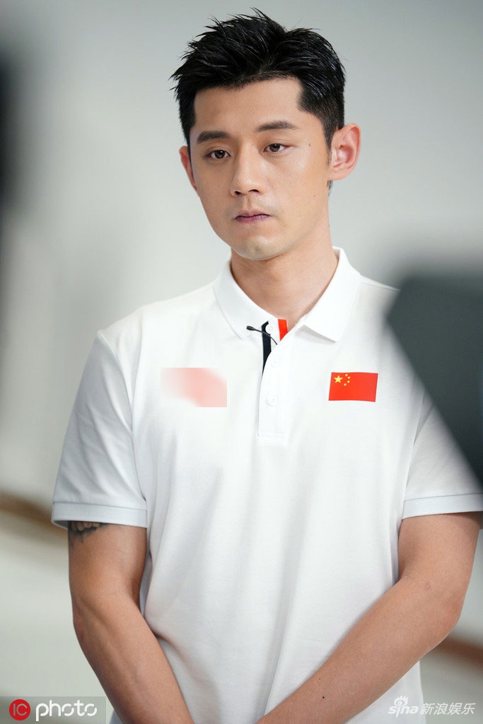 日前，张继科现身某品牌活动，身穿运动白T恤，现场挥拍展现球技。