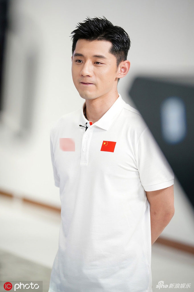 日前，张继科现身某品牌活动，身穿运动白T恤，现场挥拍展现球技。