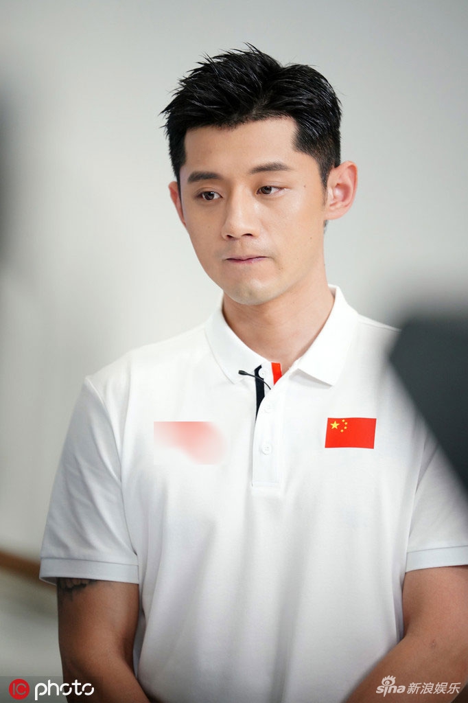 日前，张继科现身某品牌活动，身穿运动白T恤，现场挥拍展现球技。