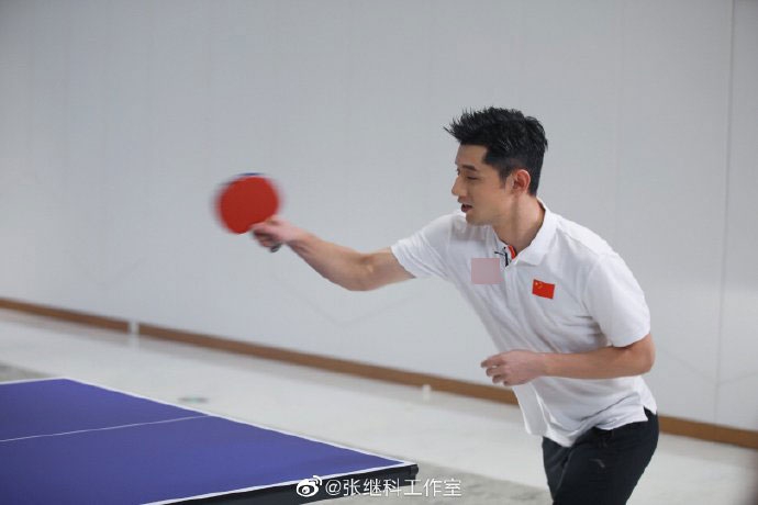 日前，张继科现身某品牌活动，身穿运动白T恤，现场挥拍展现球技。
