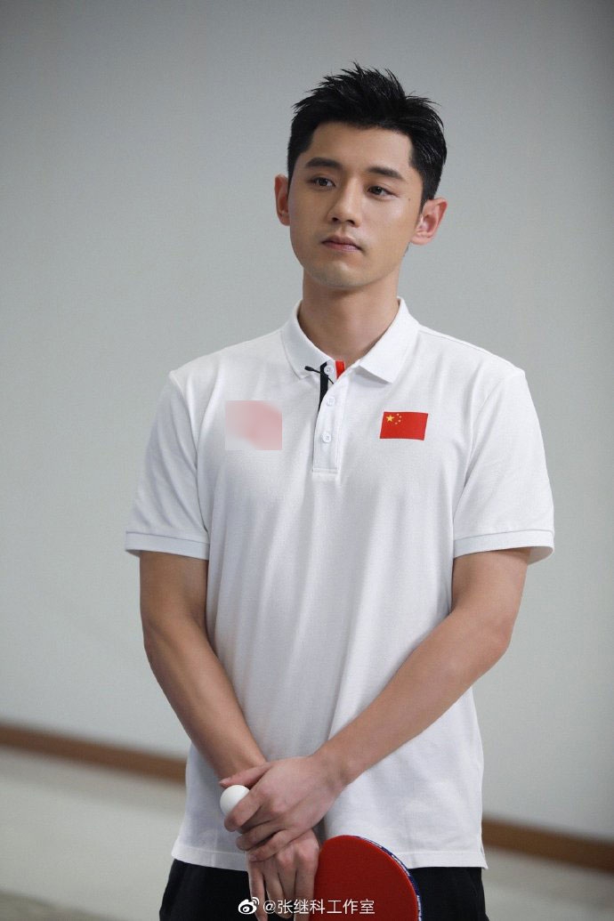 日前，张继科现身某品牌活动，身穿运动白T恤，现场挥拍展现球技。