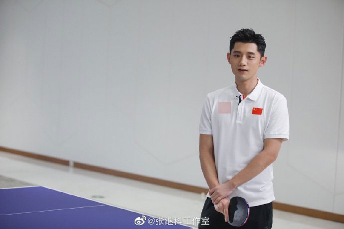 日前，张继科现身某品牌活动，身穿运动白T恤，现场挥拍展现球技。