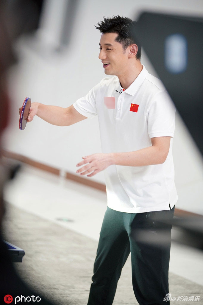 日前，张继科现身某品牌活动，身穿运动白T恤，现场挥拍展现球技。