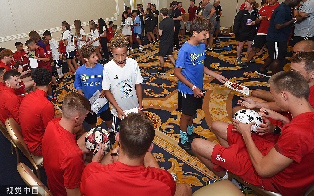 10 利物浦全队为小球迷签名合影