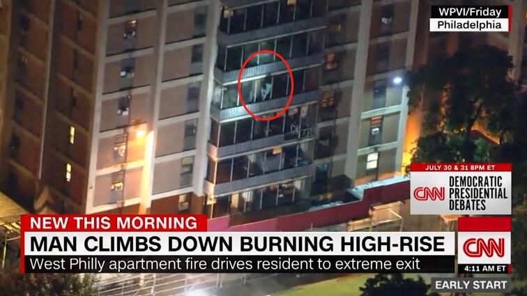一男子顺着阳台外侧从高空爬下，被CNN称为“蜘蛛侠”