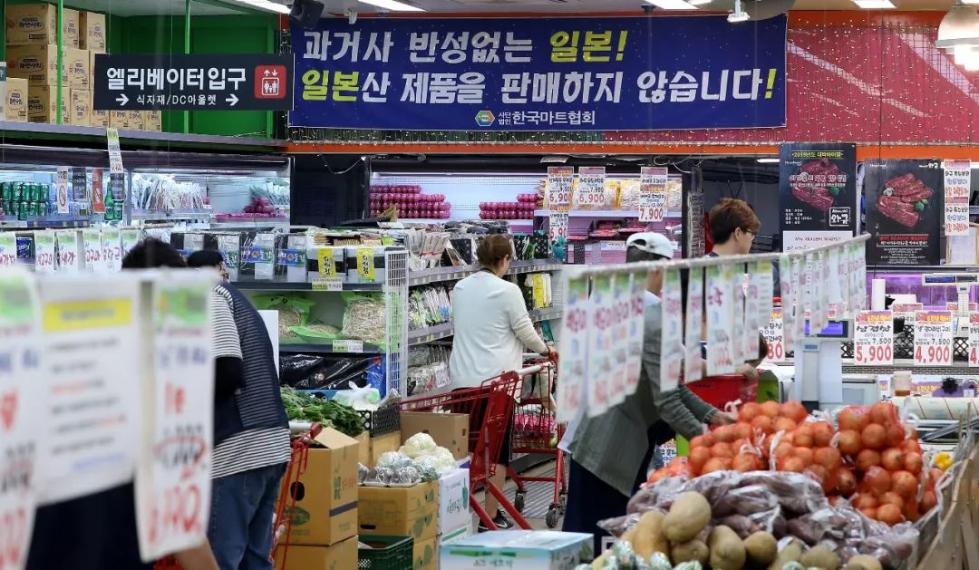 7月8日，韩国首尔一家超市张贴“不销售日本产品”的标语。图片来源： 纽西斯通讯社