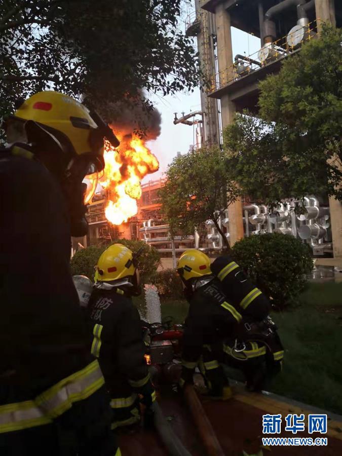 7月19日，消防人员在河南义马气化厂爆炸事故现场紧急救援