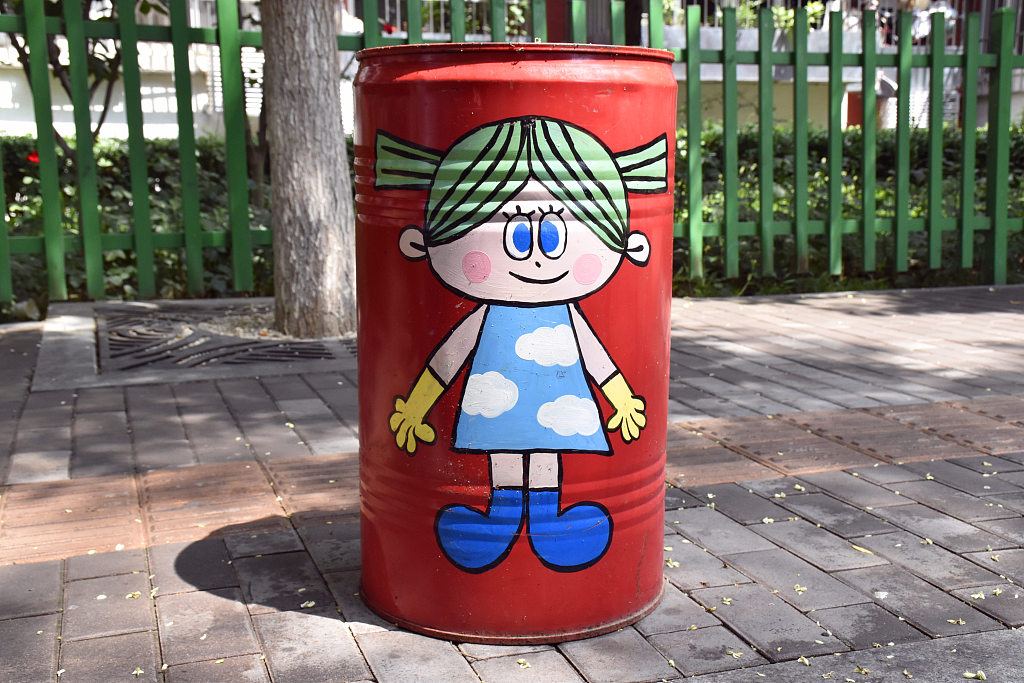 13 北京街头现彩色垃圾桶 卡通造型"卖萌"倡导垃圾分类