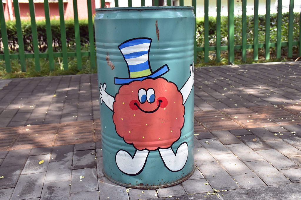 北京街头现彩色垃圾桶卡通造型卖萌倡导垃圾分类