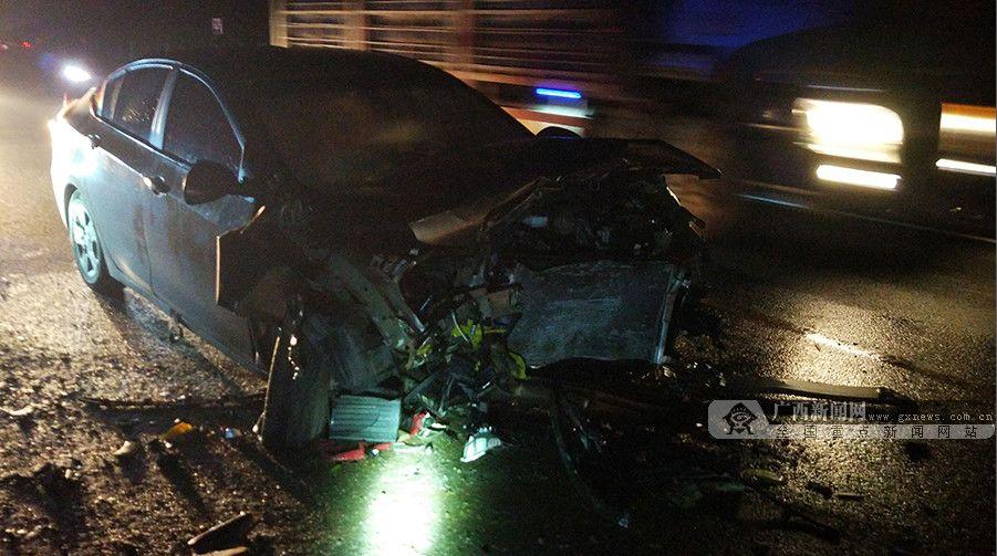 ▲小车车头严重变形。