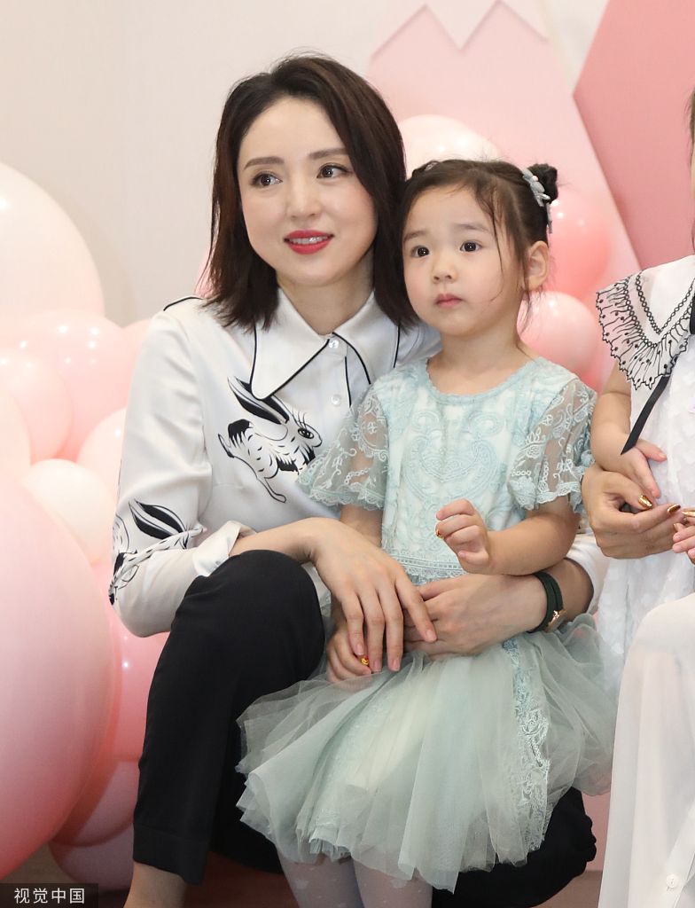 董璇亲子餐厅开业衬衣长裤气场强 众星来捧场杨幂父母恩爱