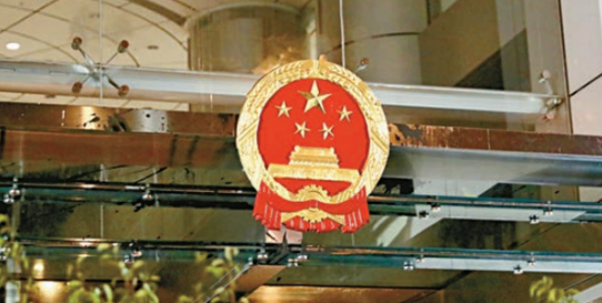 香港中联办国徽于21日晚间完成更换(图片来源：香港《大公报》)