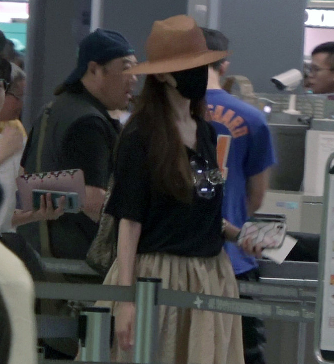 7月20日，有媒体拍到林志玲现身机场，这也是她婚后首次回到“娘家”台湾。