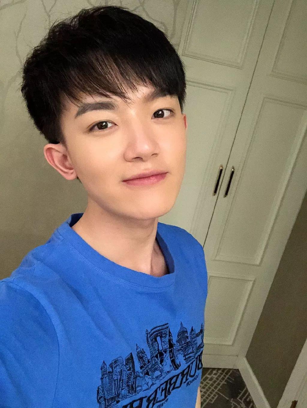 李明德虽然长相不是那种英俊帅气，