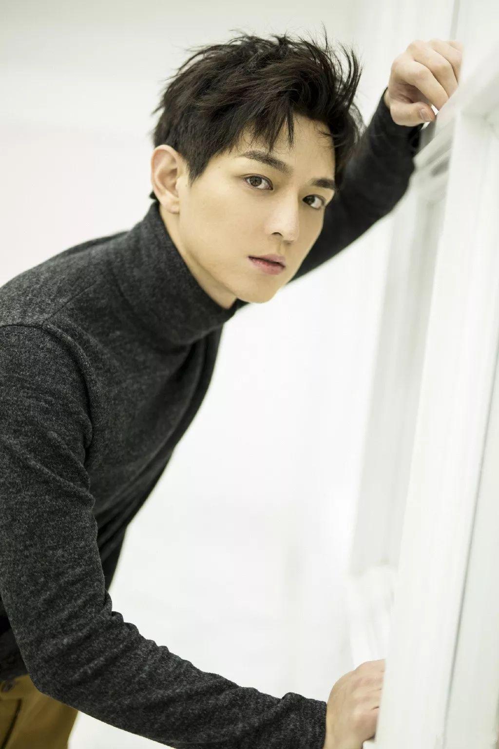 文苡帆毕业于复旦大学表演系，