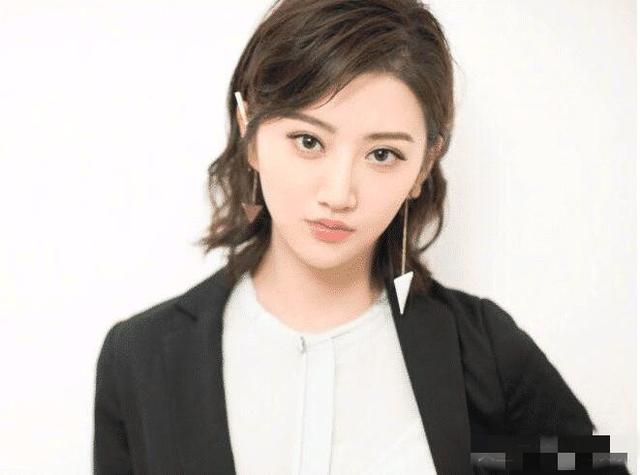 对于景甜的鼻子和颜值，你觉得她与赵丽颖、杨幂、迪丽热巴等人相比，谁更漂亮呢？