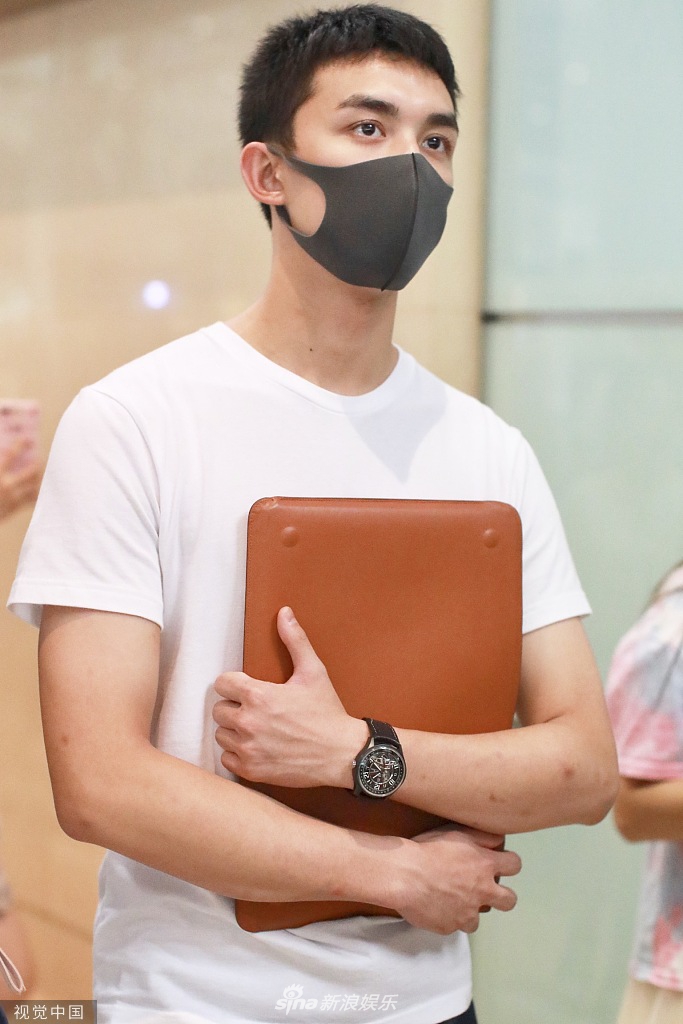 吴磊脱衬衫学弟秒变精英男口罩遮面难掩深邃眉眼帅气满分