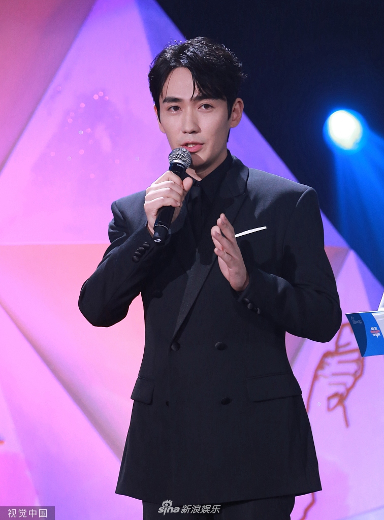 朱一龙全黑look帅气沉稳。