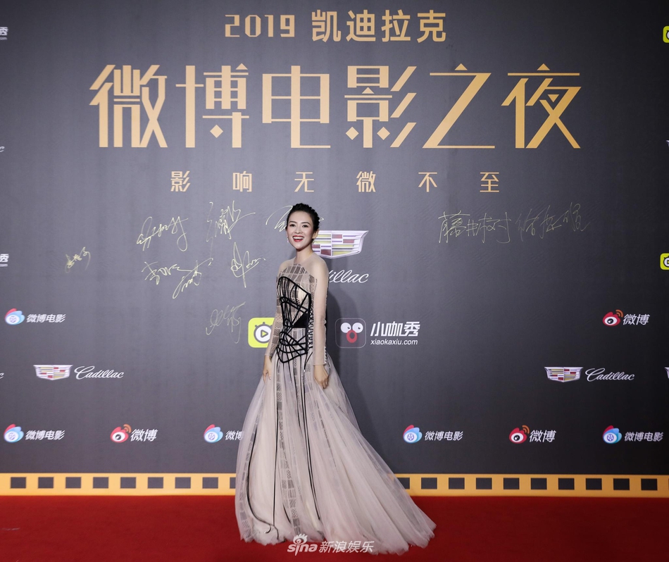 章子怡六月亮相小腹平坦