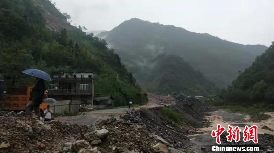 暴雨导致道路中断。 谭希 摄