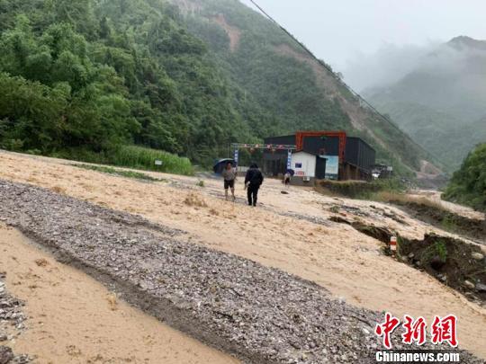 民警转移受困群众。 谭希 摄