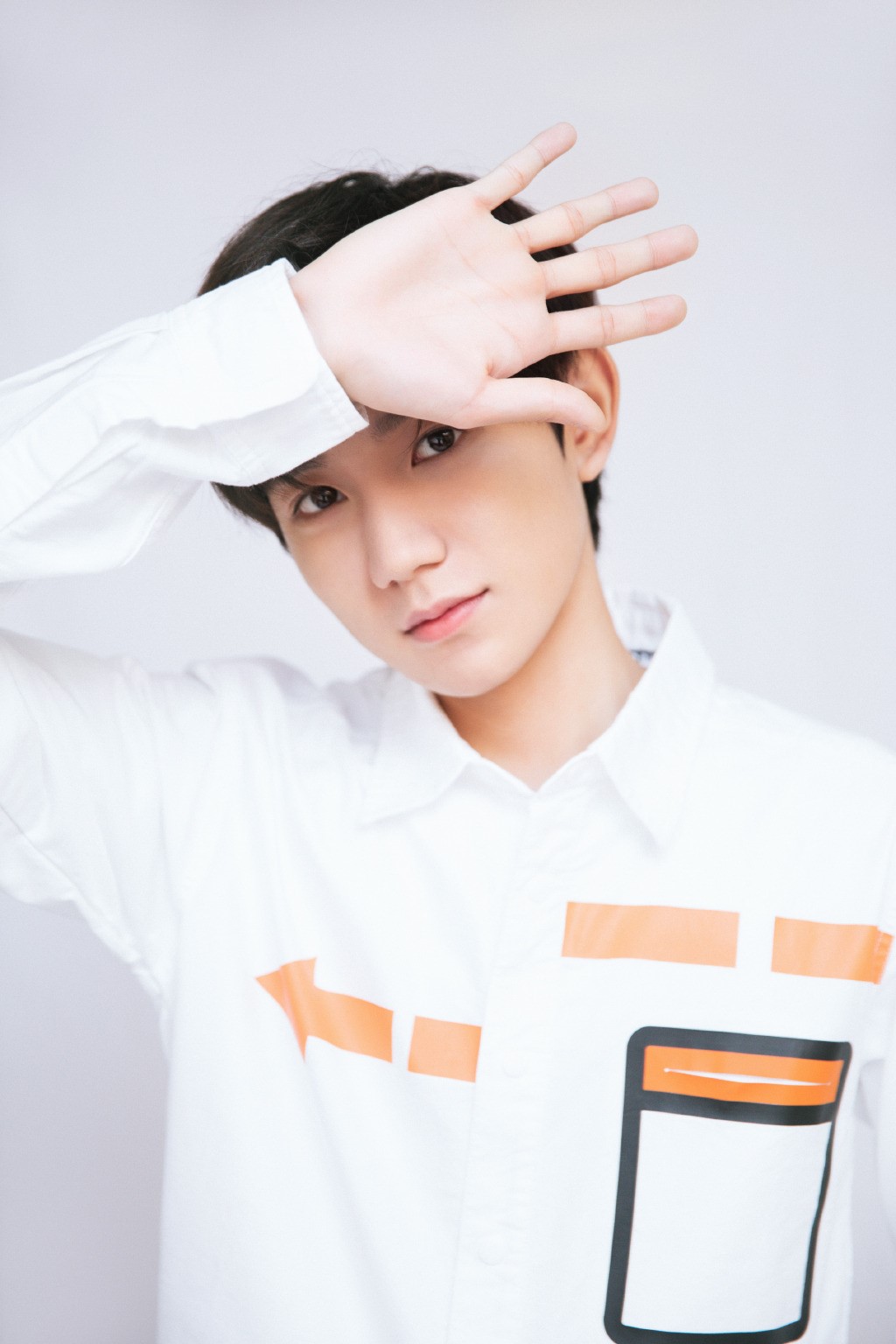 王源白衬衫现身某活动自曝新专辑筹备中