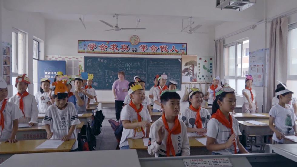 东小仇小学外教课上，本校老师作为“助手”在一旁协助。澎湃新闻记者 柳婧文 图