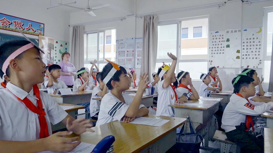东小仇小学生在直播课上和老师积极互动。澎湃新闻记者 柳婧文 图