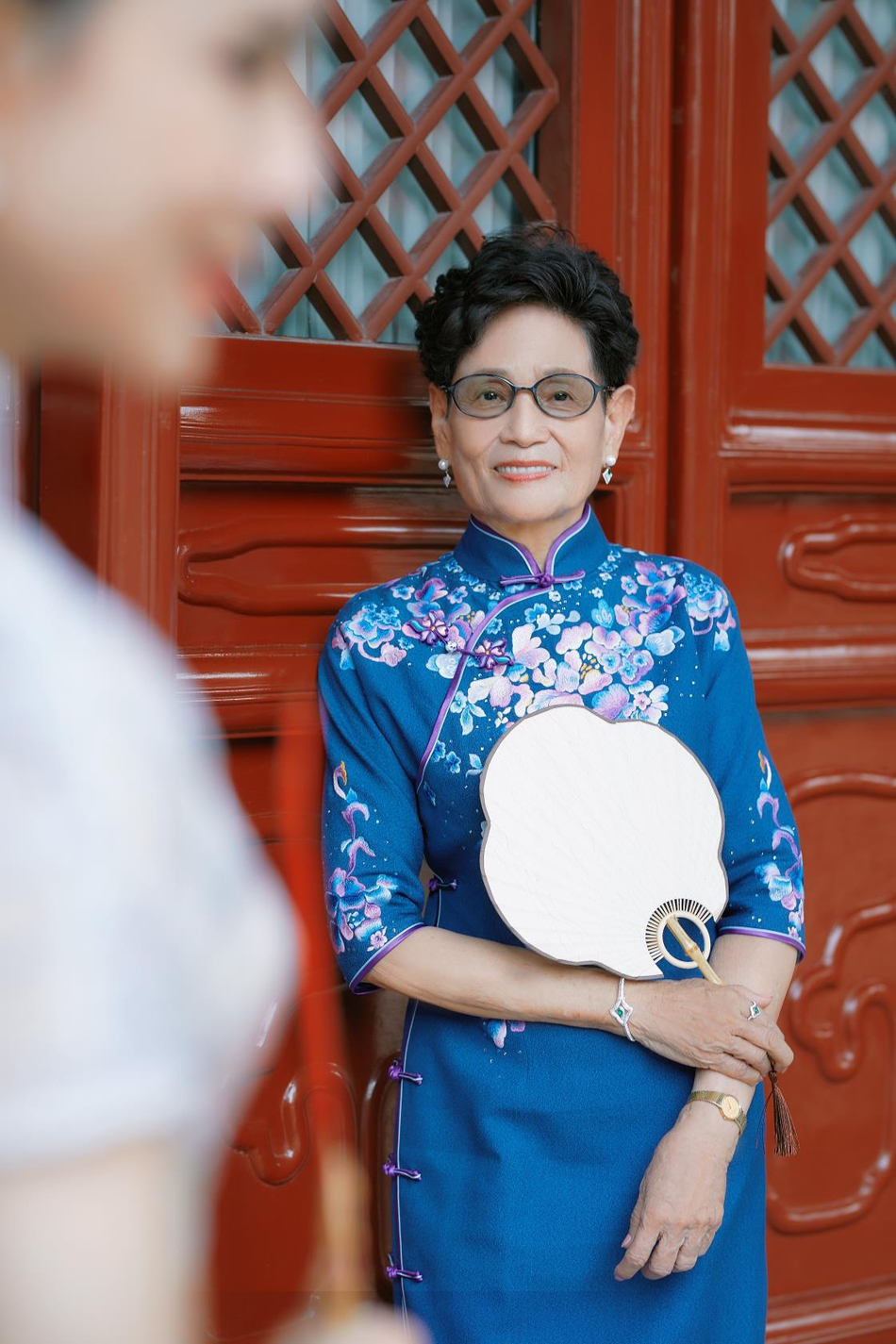 李若彤与妈妈旗袍写真曝光母女合体状态佳尽显优雅高贵