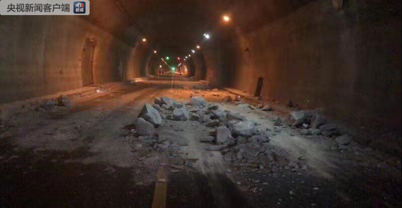 湖北一高速公路隧道发生顶部坍塌事故致沿途车辆滞留