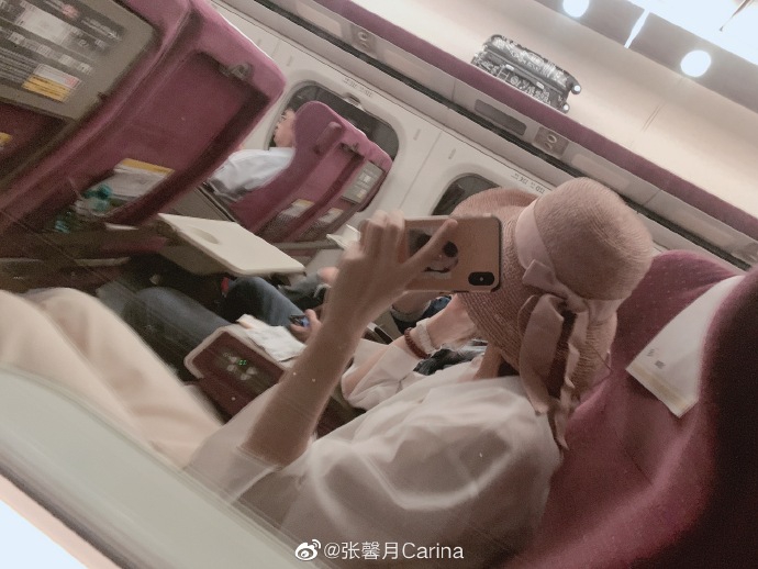 张馨月坐在车上对镜拍照