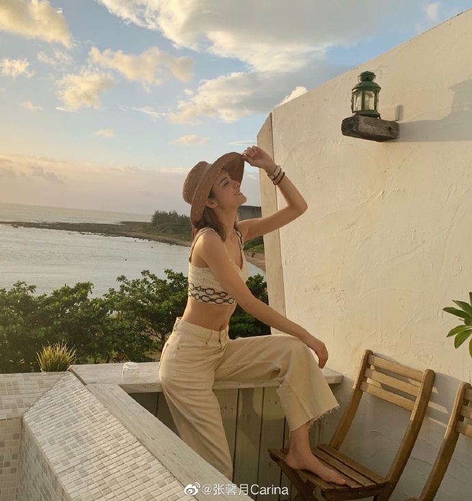 张馨月扶帽摆pose