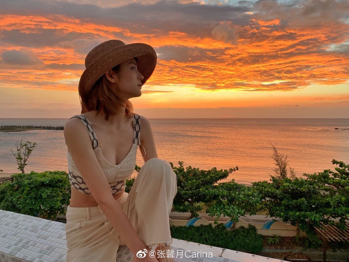 张馨月抱腿望远