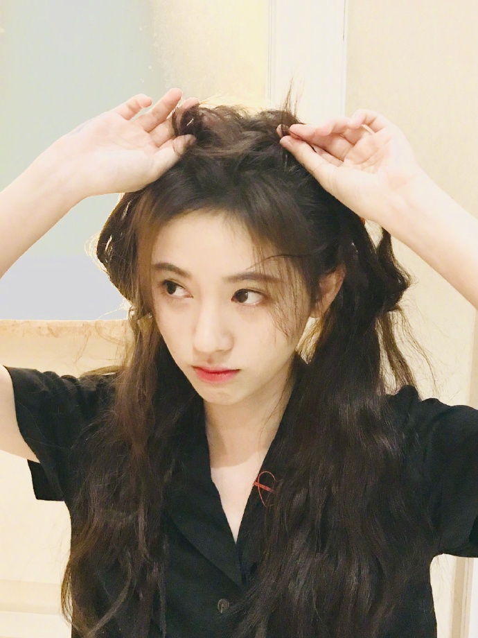 鞠婧祎扎双马尾辫元气满满