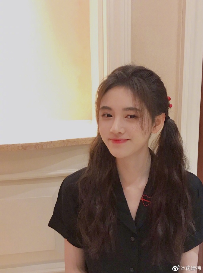 鞠婧祎扎双马尾辫元气满满