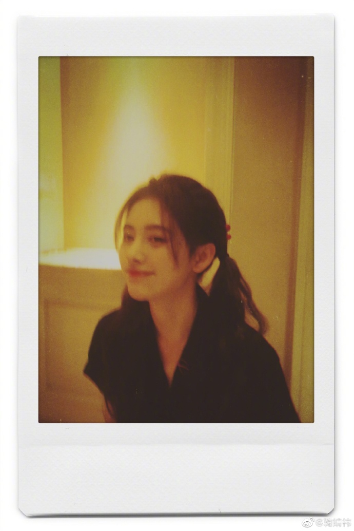 鞠婧祎扎双马尾辫元气满满