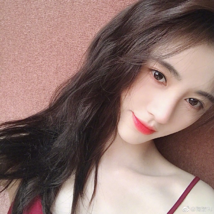 鞠婧祎五官精致