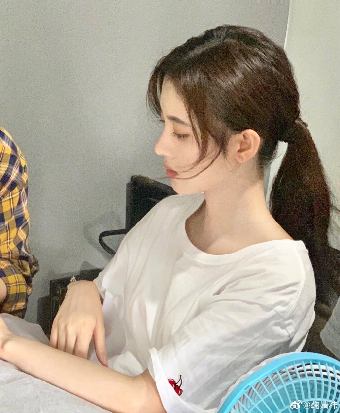 鞠婧祎皮肤白皙