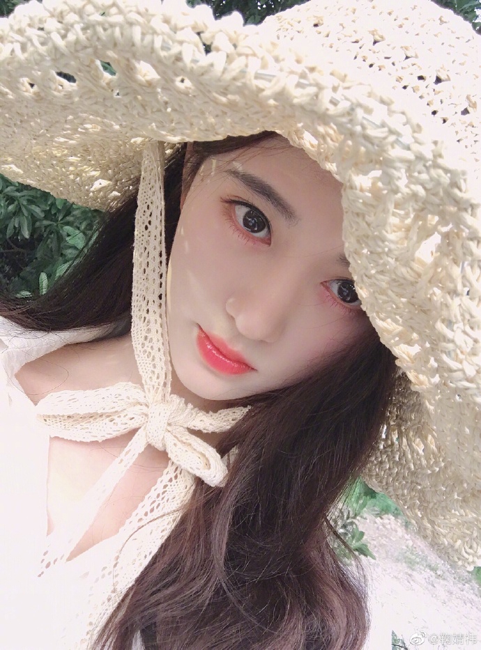 鞠婧祎五官精致