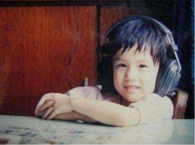 眼睛圆溜溜的,和现在一样。