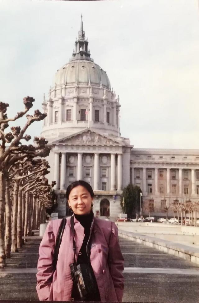 黄圣依公开过的小时候照片,短发小可爱,有现在的样子。