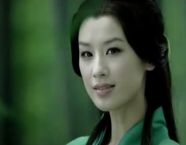 后来出演了七仙女,这个古装虽然好看,但感觉发型有些不太突出她的美。