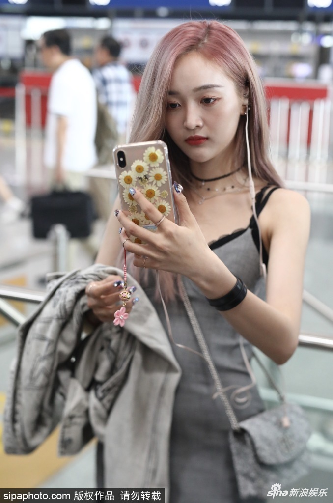 吴宣仪身穿吊带裙现身机场（SIPA/图）