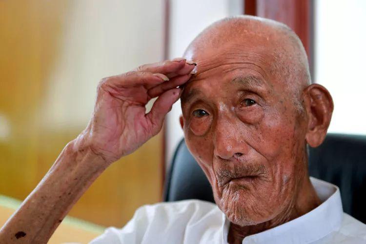 7月18日，在蓬莱市北沟镇阎家村，98岁的“活烈士”阎寿光在敬礼。新华社记者 郭绪雷 摄