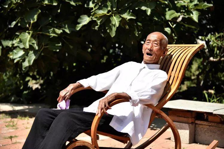 7月18日，在蓬莱市北沟镇阎家村，98岁的“活烈士”阎寿光在躺椅上休息。新华社记者 王凯 摄