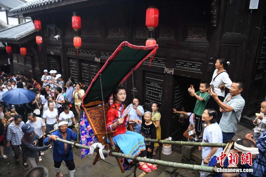 盐运展示,滑杆展示,花轿表演等依次在古镇内进行,吸引不少民众前来