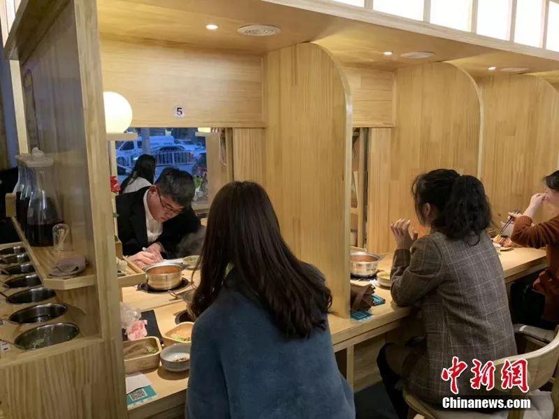 “一人食”餐厅也成为单身青年交友胜地。武一力 摄