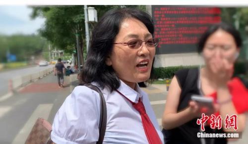 受害者方辩护律师姜丽萍接受媒体采访。杨雨奇 摄