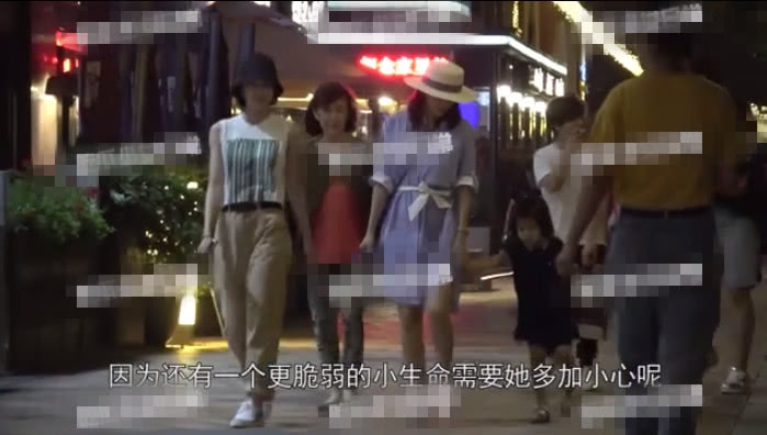 章子怡带醒醒与张雪迎吃饭行动缓慢